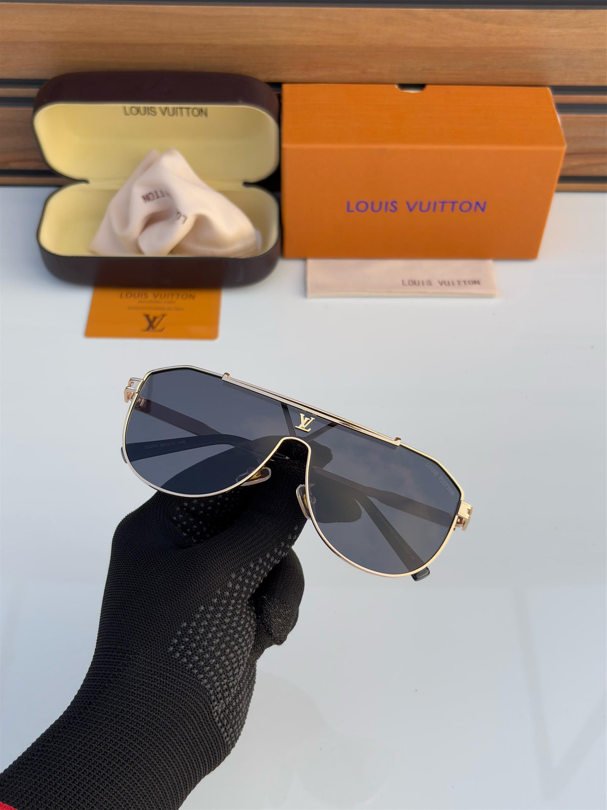 LOUIS VUITTON 22295 GOLDEN BLACK