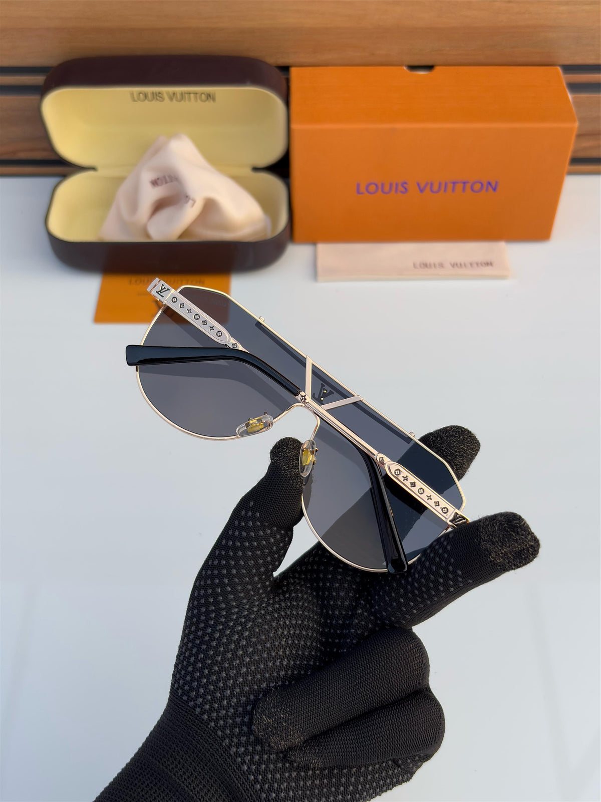 LOUIS VUITTON 22295 GOLDEN BLACK